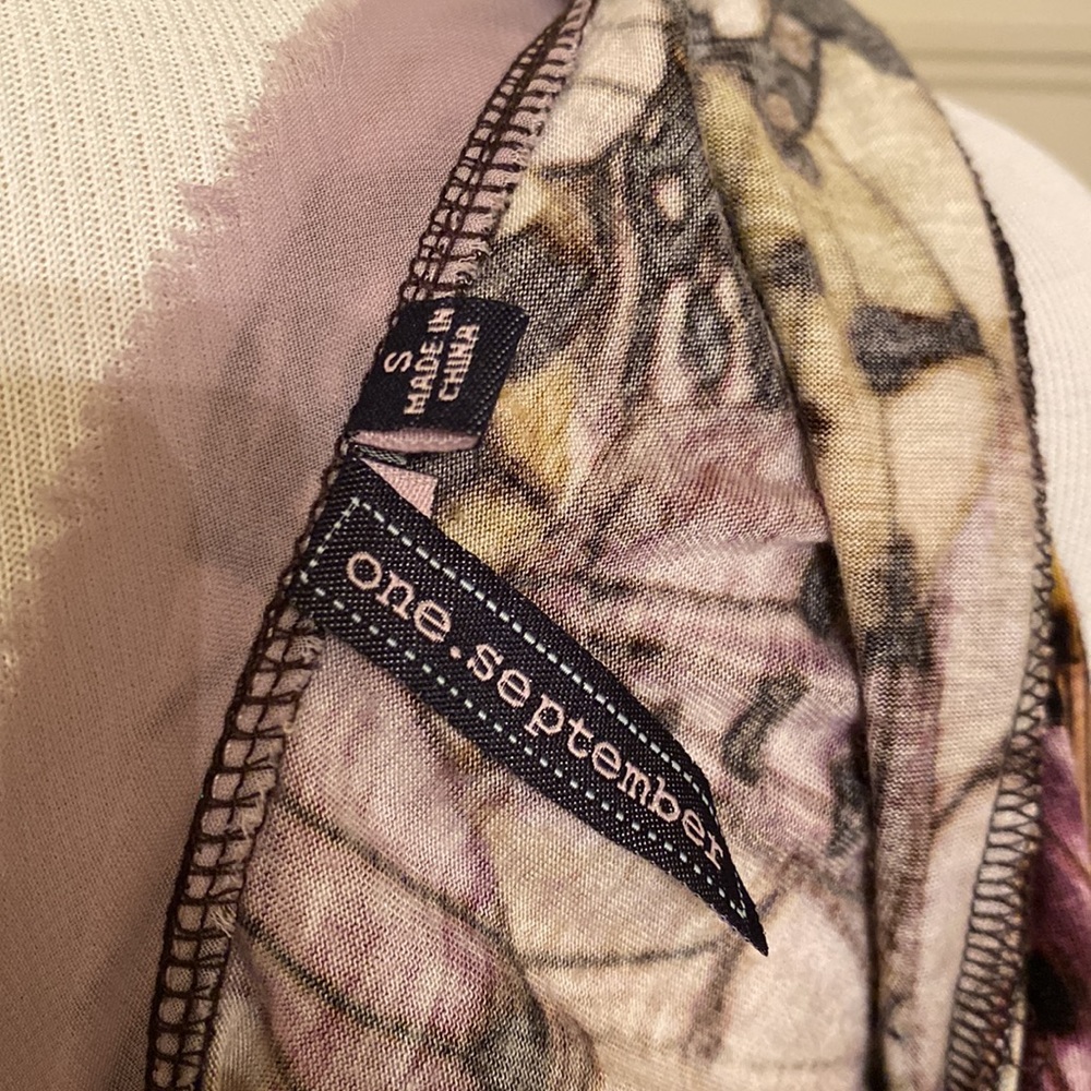 One September sleeveless top size small - Picture 3 of 4